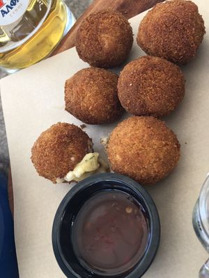 Zelfgemaakte vegan kaasballetjes   at N-Joy in Kos