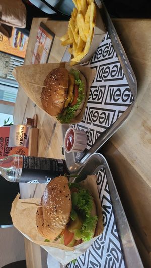 crispy chick'n und Beyond burger at VEG'D - Vegan Burgers - X-Berg in Berlin