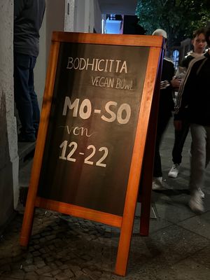 12 bis 22 Uhr   at VEG'D - Vegan Burgers - X-Berg in Berlin