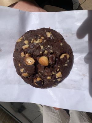 Cookie vegan chocolat noir et noisettes fleur de sel 😋  at Cookies Par Marie in Montpellier