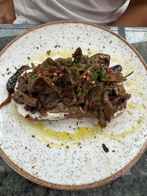 Toast de cogumelo muito gostoso!  at Botanikafé in Sao Paulo