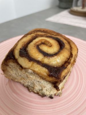 Vegan cinnamon scroll  at Patisserie Sonntags in Cologne