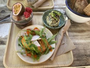 Halbe Avocado mit Chimichurri, Cashew Spinat Aufstrich und Obstsalat  at Fette Henne in Mainz