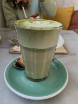 Vegan Matcha (but attention - the cake you get to your Drink isn't Always vegan!! Ask the staff to be sure!) at Fette Henne in Mainz
