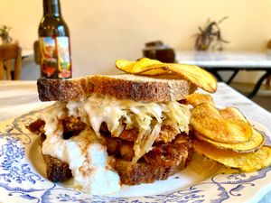 Reuben sandwich au tempeh : choucroute, mayo (soja) et raifort, sauce bbq maison, chips maison at Vivant  in Grenoble