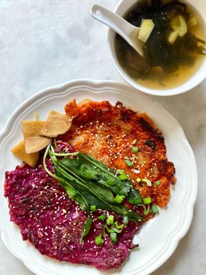 Kimchi pancakes, bouillon aux algues et shiitaké at Vivant  in Grenoble