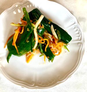 Kimchi au concombre (carottes, daikon, oignons verts, gingembre, ail, piment coréen) at Vivant  in Grenoble