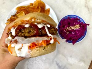 Burger Vivant - Décembre !
Galette de tempeh au quinoa et lentilles verte. Chips de riz souflé. Carottes. Smokey mayo (veganaise). Sweet chilli sauce maison. Chips maison, coles at Vivant  in Grenoble