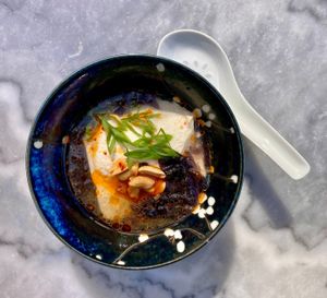 Soupe tofu soyeux. Algues, sauce pimentée (ail, gingembre, cacahuetes) at Vivant  in Grenoble