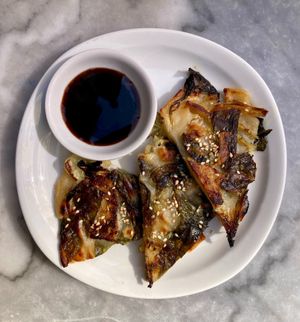 Pancakes ail des ours et blettes. Sauce soja, vinaigre, et jus de navet. at Vivant  in Grenoble