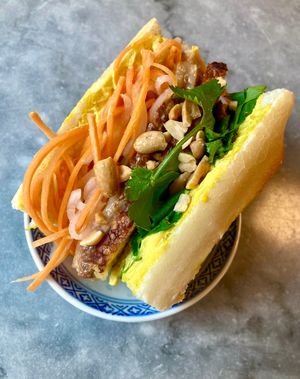 Banh-mi : tempeh pois chiches et riz blanc, pickles, veganaise-curcuma at Vivant  in Grenoble