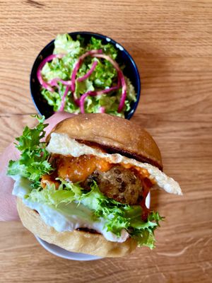 Burger Vivant : tempeh (maison) quinoa et lentilles vertes, gochujang maison, salade vinaigrette miso, bun végan at Vivant  in Grenoble