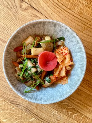 Ganjang tteokbokki et kimchi. Tteok et kimchi maison L)  at Vivant  in Grenoble