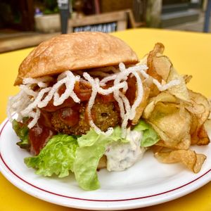 Burger tempeh quinoa et lentilles / Sauce Tonkatsu maison / Sauce Tartare (aigre-douce : veganaise, cornichons) / Vermicelles de riz frites / Bun vegan. Chips maison at Vivant  in Grenoble
