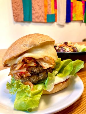 Burger Vivant : Tempeh quinoa / Kimchi pimenté / Raclette fumée OU Tofu fumé / Veganaise / Bun vegan. Salade (vinaigrette sésame-gingembre-miso) at Vivant  in Grenoble