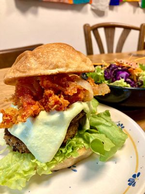 Burger Vivant : galette de tempeh quinoa-lentilles, veganaise poireaux-gingembre, tempura d'oignon. Salade, vinaigrette miso-sésame-gingembre. at Vivant  in Grenoble