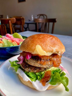 Burger Vivant - AVRIL 
Tempeh quinoa
Veganaise fumée
Confiture de Kimchi
Fromage vegan (ou Compté) at Vivant  in Grenoble