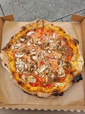 Pizza Prosciutto E Funghi at Slap Pizza in Darmstadt