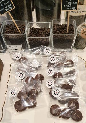 vegan chocolate cookies at Cafe De Fessonia - 카페드페소니아 in Seoul