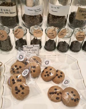 vegan choco chunk cookies at Cafe De Fessonia - 카페드페소니아 in Seoul