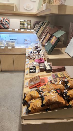 display of other desserts at Bizeun - 빚은 서울역점 in Seoul