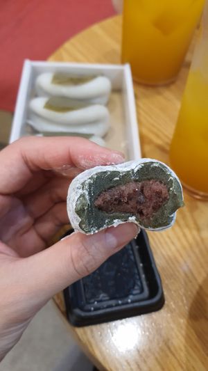 mugwort mochi - inside at Bizeun - 빚은 서울역점 in Seoul