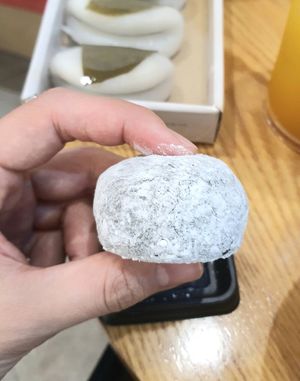 mugwort mochi at Bizeun - 빚은 서울역점 in Seoul