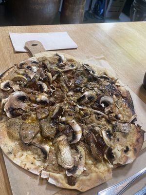 mushroom pizza at Flores do Cabo in Colares