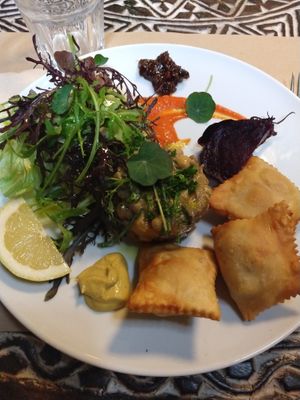 Portuguese pastry with delicious salad at Flores do Cabo in Colares
