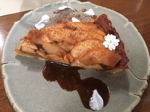 Apple tart with caramel  at Flores do Cabo in Colares