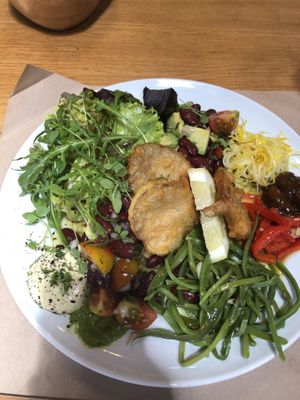 Salada do dia. É tao completa que é dá trabalho enumerar os ingredientes.  at Flores do Cabo in Colares