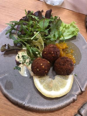 Croquetes de tempeh com alioli e chutney de pêra   at Flores do Cabo in Colares