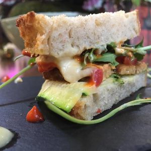 vegan sandwich at Flores do Cabo in Colares