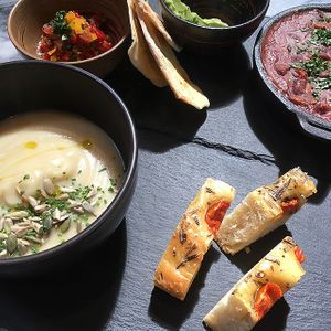 celeriac soup, vegan chili, avocado, pico de gallo, rosemary focaccia at Flores do Cabo in Colares