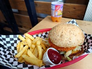 Chickenburger Menü at Dooby's Vegan Streetfood in Bochum