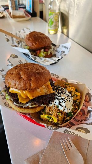 vorne: Nacho Burger / hinten: Falafel Burger at Dooby's Vegan Streetfood in Bochum
