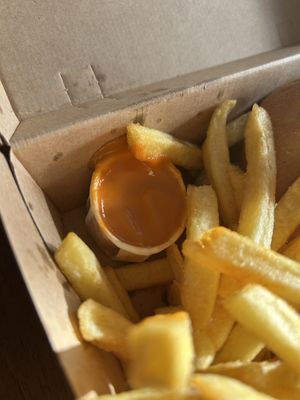 Burgersauce and fries   at Dooby's Vegan Streetfood in Bochum
