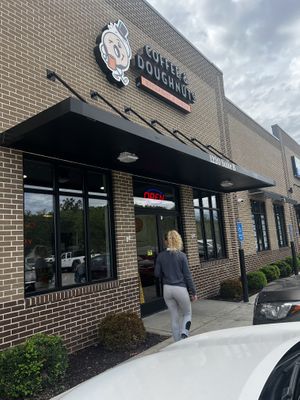 Lots of outdoor eating  at Joe & Dough Cafe in Murfreesboro