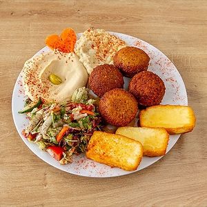 Humos Teller ohne Hallumi auch vagen  at Prince Pakistanisch Indisches Restaurant in Prerow