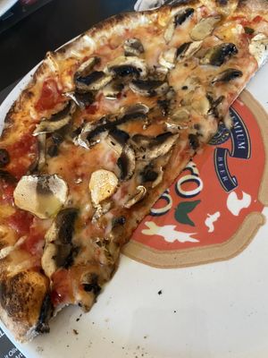 Pizza Funghi mit veganem Käse  at La Piccola Italia in Hamburg