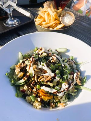 Quinoa salade met frietjes en veganaise at Van Houten Strandbar in Breskens
