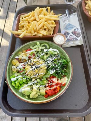 Vegan poke bowl met frieten en veganaise €13 + €7 at Van Houten Strandbar in Breskens
