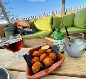 Mojito mocktail met vegan bitterballen at Van Houten Strandbar in Breskens