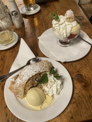 Apfelstrudel und Vanilleeis  at Prezidentska chata in Janov Nad Nisou