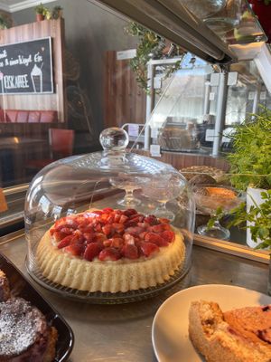 Erbdeerbiskuit  at Café Lottchen in Dahlen