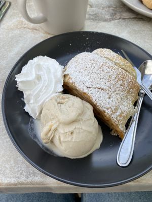 Apfelstrudel mit veganem Eis und Schlagsahne  at Café Lottchen in Dahlen