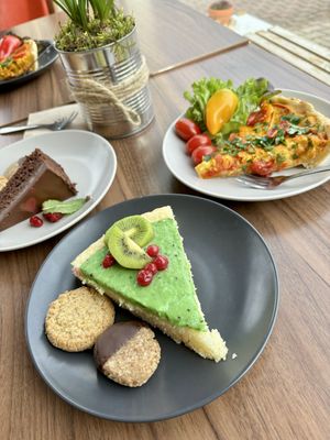 Quiche, Schokoladentorte, Kiwitorte & Kekse ⭐️⭐️⭐️⭐️⭐️  at Café Lottchen in Dahlen