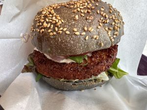 ファラフェルバーガー¥1000 バンズも美味しかった  at Blue Point Falafel & Coffee in Yomitan