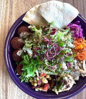 ファラフェルサラダプレート。こちらはオプションのピタパンをセットしたプレートです！  at Blue Point Falafel & Coffee in Yomitan