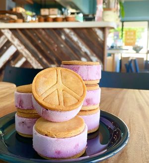 人気のロースイーツの一つ、ローアイスクッキーサンド。米粉のクッキーでサンドしています（グルテンフリー）。ラズベリー、スト at Blue Point Falafel & Coffee in Yomitan